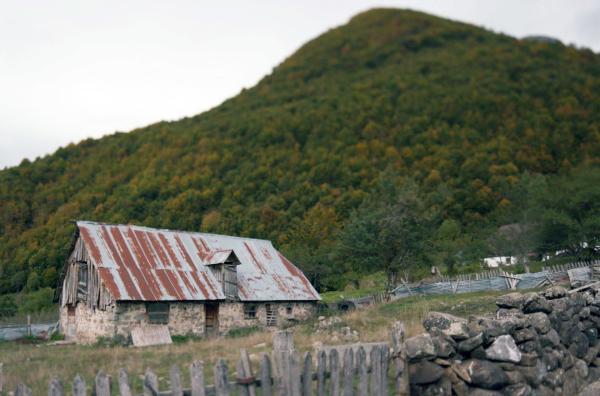 Bild 1 von 4: Seit dem Mittelalter gibt es in den abgelegenen Dörfern Albaniens Frauen, die wie Männer leben und dieselben Privilegien genießen wie sie.
