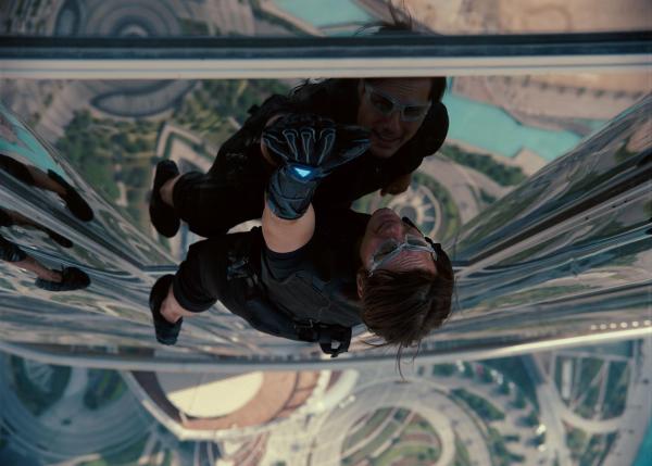 Bild 1 von 18: Achthundert Meter in die Tiefe könnte Ethan Hunt (Tom Cruise) bei seinem gewagten Manöver stürzen. Dies riskiert er, um das Leben vieler anderer zu schützen ...