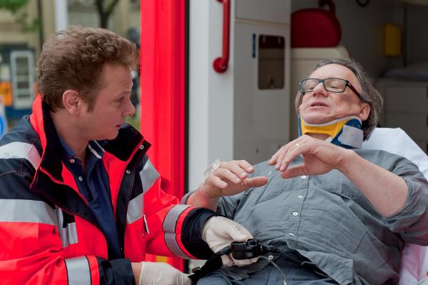 Bild 1 von 10: Haase (Fabian Harloff, l.) lässt den verletzten Theaterregisseur (Hannes Hellmann, r.) ins EKH bringen.