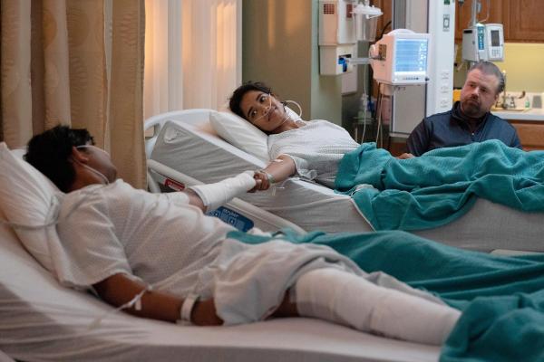 Bild 1 von 15: Im Bild (v.li.): Mahi Alam (Yakub), Supriya Ganesh (Rahel), Tyler Labine (Dr. Iggy Frome).