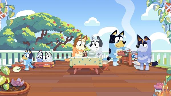 Bild 1 von 3: Die Familie hat Besuch und alle wollen gemeinsam grillen. Bingo hatte aber eigentlich vor, sich mal richtig schön zu entspannen. Doch die anderen Mädchen machen ihr einen Strich durch die Rechnung, da sie sich um den Salat kümmern muss.