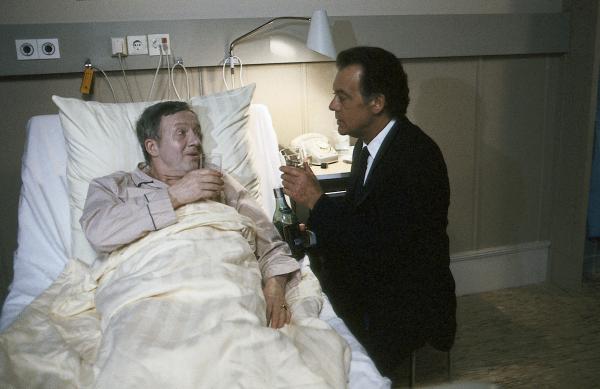 Bild 1 von 2: Der todkranke Josef Lambert (Hans-Jürgen Diedrich, l.) hat nach Prof. Brinkmann (Klausjürgen Wussow r.) verlangt und bittet ihn, ihm einen letzten Wunsch zu erfüllen.