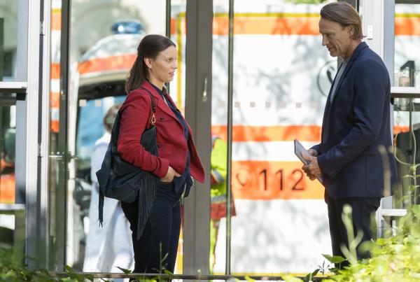 Bild 1 von 13: Nina Minou (Franziska Benz) bittet ihren Ex-Freund Dr. Martin Stein (Bernhard Bettermann), sich um ihre Mutter zu kümmern, solange sie in der Sachsenklinik ist.