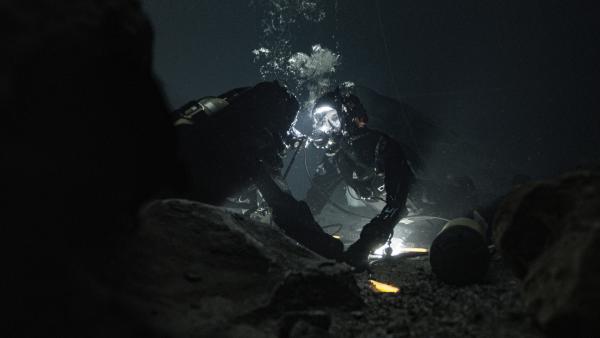 Bild 1 von 15: Tuva (Madeleine Martin, l.) ist unter Wasser eingeklemmt, jedoch als Taucherin viel erfahrener als ihre Schwester Ida (Moa Gammel Ginsburg).