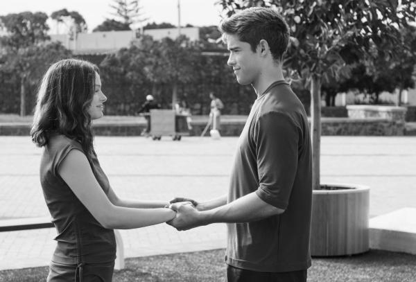 Bild 1 von 18: Obwohl ein System existiert, das die Menschen durch Gefühlskontrolle unterdrückt, kommen sich Fiona (Odeya Rush, l.) und Jonas (Brenton Thwaites, r.) näher. Als Jonas erfährt, dass es vor diesem System zwar viel Leid, aber auch Liebe gab, stellt er sich gegen die herrschende Ordnung ...