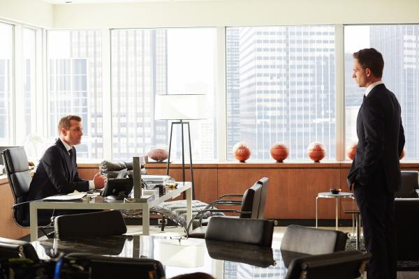 Bild 1 von 2: Ein raffinierter Anwalt droht Harvey (Gabriel Macht, l.) einen wichtigen Mandanten abspenstig zu machen. Währenddessen steht Mike (Patrick J. Adams, r.) vor einer Entscheidung, die nicht nur seine Karriere betrifft.