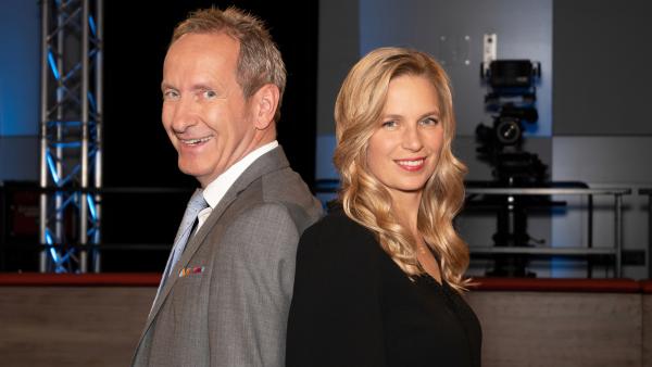 Bild 1 von 3: Das Moderatorenteam Tilmann Schöberl und Franziska Eder.
