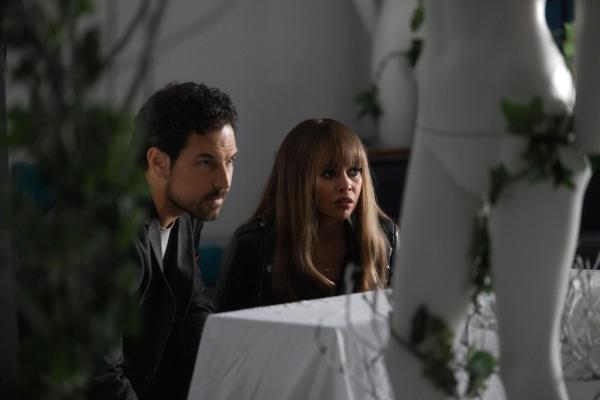 Bild 1 von 6: Cole Ellis (Giacomo Gianniotti, l.); Max Mitchell (Vanessa Morgan, r.)
