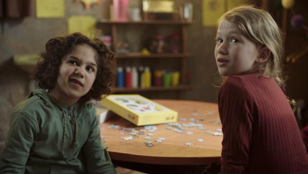 Bild 1 von 3: Saïd und Anna hören Saids Vater verwirrt zu.