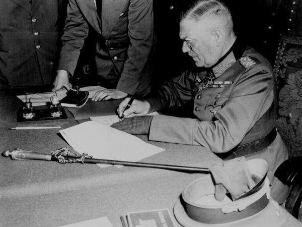 Bild 1 von 1: Generalfeldmarschall Keitel unterschreibt die Kapitulation. In Europa ist der Krieg am 8. Mai 1945 beendet.