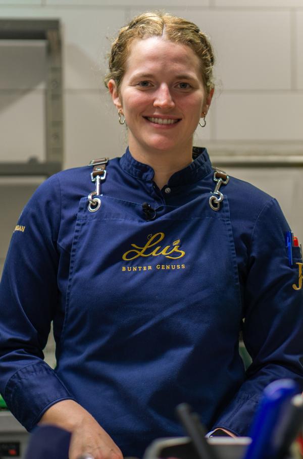 Bild 1 von 3: In der Sendung trifft Sterneküche auf kreative Vielfalt: Jörg Sackmann, Luisa Jordan (Foto) und Sören Anders präsentieren drei einfache, doch festliche Hauptgerichte, die unterschiedlicher kaum sein könnten - vom klassischen Hackbraten über zarte Schwarzwaldforelle bis zum raffiniert gewürzten Kürbisgericht.