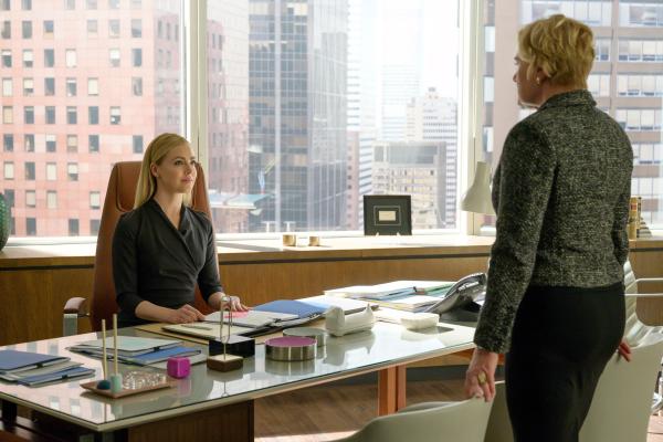 Bild 1 von 2: Faye (Denise Crosby, r.) wird als Vertreterin der New York Bar Association in die Kanzlei \