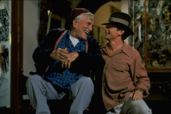 Bild 1 von 11: Der wohlhabende Onkel Joe (Kirk Douglas, l.) wird von seiner gesamten Familie umgarnt, denn alle spekulieren auf ein großes Erbe. Danny (Michael J. Fox, r.) ist bereit, so einiges zu tun, um sich bei dem alten, gebrechlichen Mann einzuschmeicheln ...