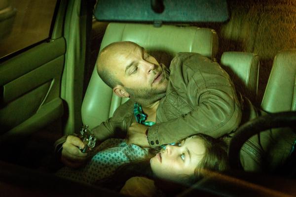 Bild 1 von 10: Ingo Kress (Felix Goeser) versteckt sich mit Clara Rosenthal (Nastassja Revvo) im Auto. Er hat das Mädchen aus dem Krankenhaus entführt, doch Mattes und Melanie sind ihm auf der Spur.