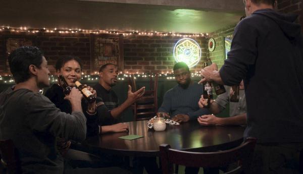 Bild 1 von 32: v. l. n. r.) Theo Ruiz (Carlos Miranda); Victoria Hughes (Barrett Doss); Ben Warren (Jason George); Dean Miller (Okieriete Onaodowan)