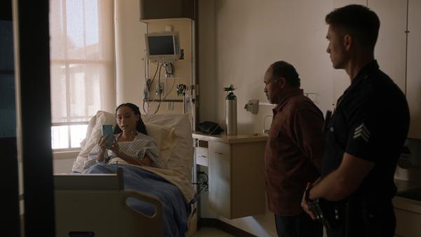 Bild 1 von 3: Die eigentliche Empfängerin Piper (Honey Robinson, l.) und ihr Vater Graham Scott (Geoffrey Owens, M.) belastet die Situation sehr. Denn auch Piper ist auf das Herz angewiesen. Doch nun können die beiden und Bradford (Eric Winter, r.) nur warten und hoffen.