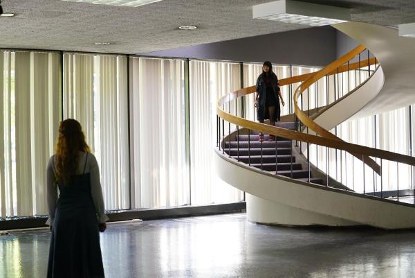 Bild 1 von 6: Foster Lee (Annalise Basso, l.); Milena (Alice Lee, r.)