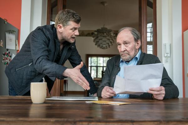 Bild 1 von 5: Sören Brand (Andreas Guenther, l.); Herbert Brand (Michael Mendl, r.)