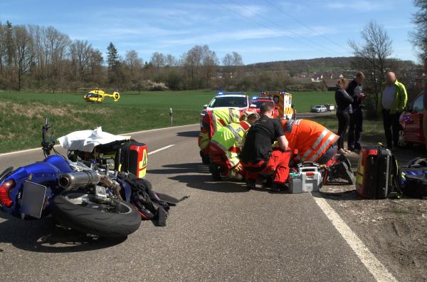 Bild 1 von 1: Biker-Unfall auf einer Landstraße. Das Rettungsteam kümmert sich um den schwer verletzten Motorradfahrer.