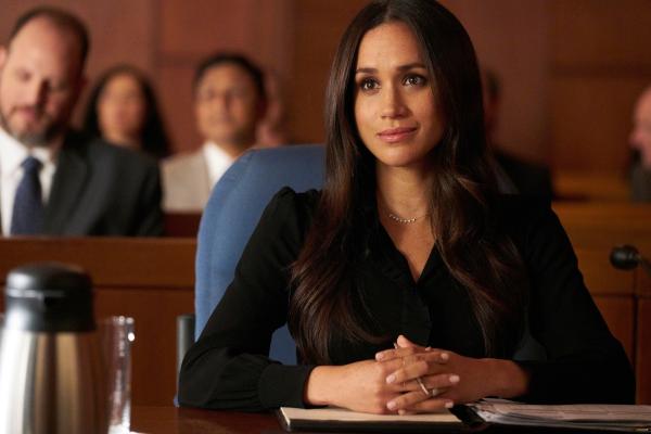 Bild 1 von 2: Für Rachel (Meghan Markle) gibt es ein überraschendes Angebot: Ihr Vater bietet ihr eine unerwartete Möglichkeit zur Zusammenarbeit an und wird ihr Mentor.