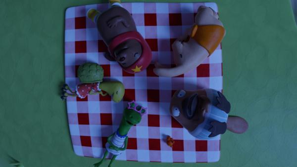 Bild 1 von 4: Marilu, Tüftel, Bio, Nö-Nö, Karli Krebs und Undine liegen auf der Picknickdecke (v.l.n.r.).