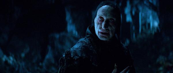 Bild 1 von 13: Um gegen den Sultan Mehmed und das Osmanische Reich zu kämpfen, wagt sich der Fürst Vlad in die Höhle des Vampirmeisters (Charles Dance) und nimmt seine finstere Bürde auf sich ...