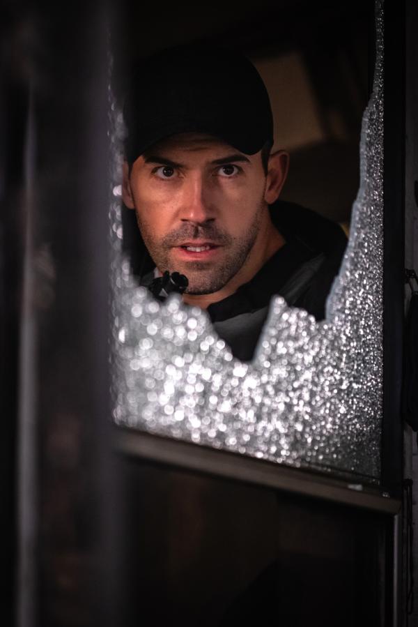 Bild 1 von 14: Ein vermeintlicher Routineeinsatz hat für Martin Baxter (Scott Adkins) katastrophale Folgen.