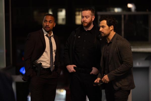 Bild 1 von 6: Detective Simmons (Michael Xavier, l.); Cole Ellis (Giacomo Gianniotti, r.)