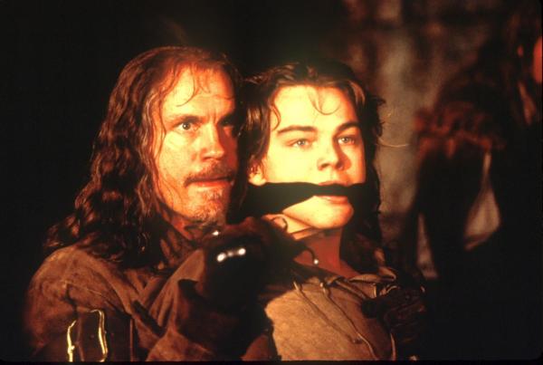 Bild 1 von 11: Als es Musketier Athos (John Malkovich, l.) gelingt, den Gefangenen (Leonardo DiCaprio, r.) zu befreien, ist er überrascht. Dieser ist dem König wie aus dem Gesicht geschnitten ...