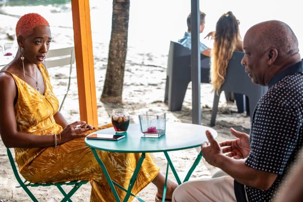 Bild 1 von 3: Andrina Harper (Genesis Lynea), die Tochter des Polizeichefs (Don Warrington), trifft auf der Insel Saint Marie ein und begegnet in einer Strandbar zum ersten Mal ihrem Vater.