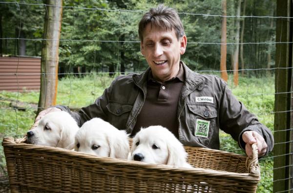 Bild 1 von 3: Chef-Tierpfleger Conny Weidner (Thorsten Wolf) freut sich über die drei Findelkinder: Doch wie geht es mit den kleinen Rackern weiter? Im Zoo dürfen sie leider nicht bleiben.