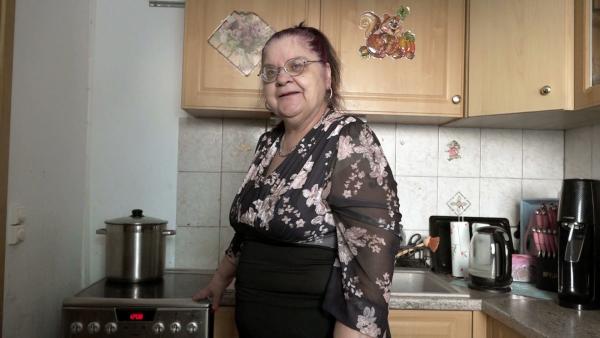 Bild 1 von 2: Brigitte (72) regt sich darüber auf, dass sie mit dem Schimmelproblem in ihrer Wohnung alleingelassen wird. Die Rentnerin leidet an Asthma, doch von der Hausverwaltung kommt keine Hilfe.