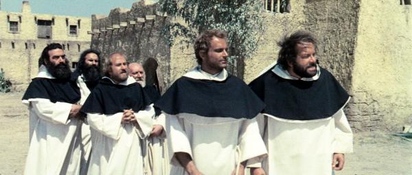 Bild 1 von 9: Mit der Zeit fühlen sich die beiden Banditen der 'Kleine' (Bud Spencer, r.) und der 'müde Joe' (Terence Hill, 2.v.l.) in ihren Mönchskutten richtig wohl ...