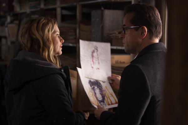 Bild 1 von 6: Vernau (Jan Josef Liefers, r.) und Marie-Luise (Stefanie Stappenbeck) stoßen auf dem Dachboden der Privatschule auf die Akte der psychisch kranken Clara Ranftleben, deren Geschichte die Schüler zu ihrem Rollenspiel inspiriert hat.
