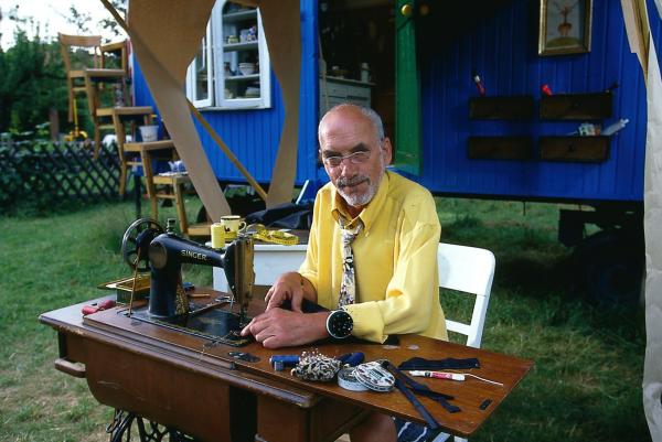 Bild 1 von 10: Peter (Peter Lustig) hat beschlossen, sich aus seinem Anzug eine bequeme Latzhose zu schneidern.