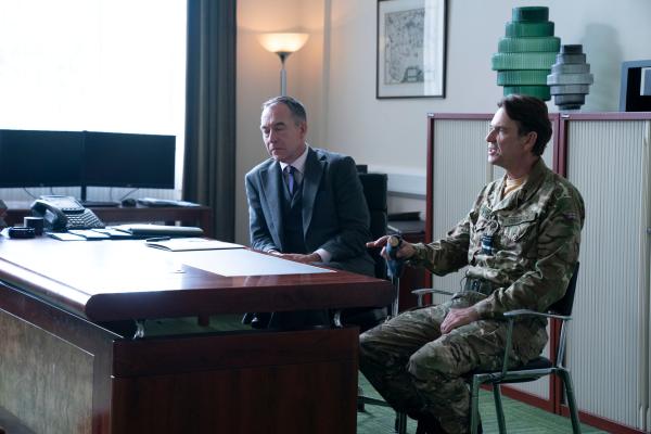 Bild 1 von 6: Air Marshall Marcus Grainger (Dougray Scott, r.) verteidigt sich in Anwesenheit von Geheimdienstchef Sir Ian Downing (Dominic Mafham) gegen die schweren Anschuldigungen von DCI Amy Silva.