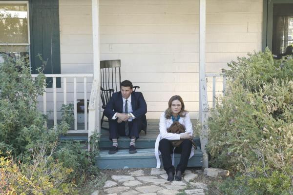 Bild 1 von 9: Booth (David Boreanaz, l.); Dr. Brennan (Emily Deschanel, r.)