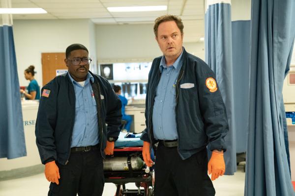 Bild 1 von 8: Die Kollegen Randy (Rainn Wilson, r.) und Mike (Lil Rel Howery, l.) nach dem Transport eines Patienten in die Notaufnahme