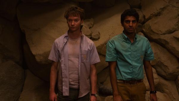 Bild 1 von 4: Aidan (Calum Worthy, l.); Freddie (Karan Soni, r.)