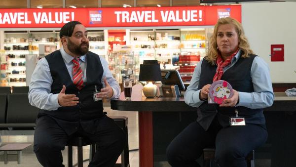 Bild 1 von 10: Ertu Karahanci (Kailas Mahadevan, l.); Ingrid Fink (Petra Kleinert, r.)