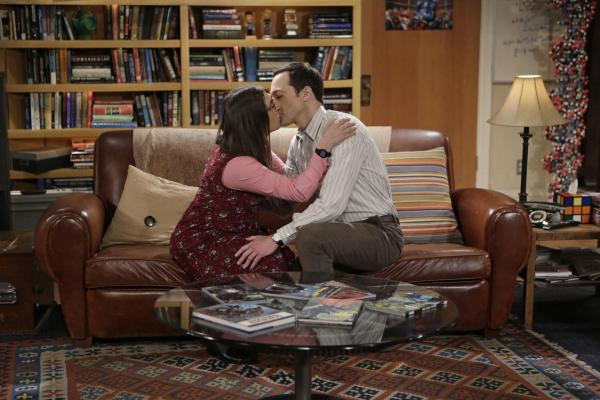 Bild 1 von 30: Während Leonard und Penny über die Hochzeit reden, geht es bei Amy (Mayim Bialik, l.) und Sheldon (Jim Parsons, r.) nicht vorwärts ...