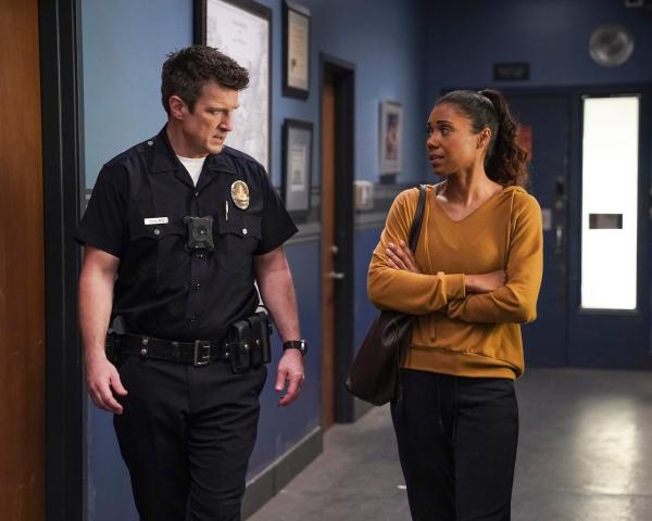Bild 1 von 3: Auf dem Revier trifft Nolan (Nathan Fillion) auf seine Professorin Ryan (Toks Olagundoye). Sie will um Hilfe bitten, da sie immer wieder anonyme Nachrichten beunruhigen und schlimmer noch - sie glaubt, beobachtet zu werden.