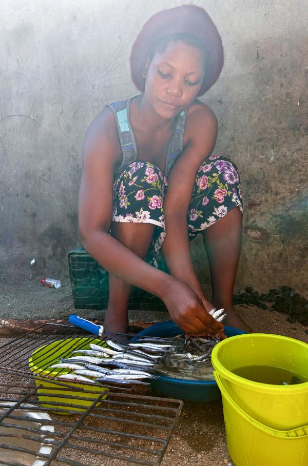 Bild 1 von 4: Eine Frau bereitet im Dorf Cape Maclear am südlichen Ufer des Malawisees Sardinen zu.