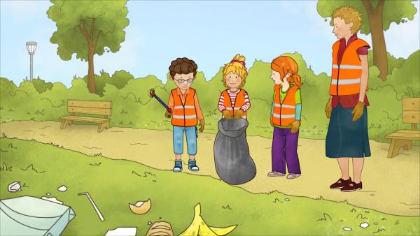 Bild 1 von 3: Simon, Conni und Anna sind sehr erstaunt, was alles weggeworfen wird.