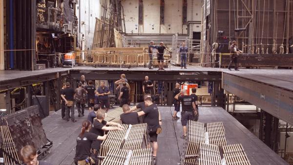 Bild 1 von 7: Im Bild: Aufbau des Bu¨hnenbildes fu¨r Kallirhoe.