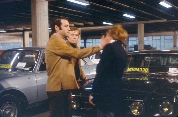 Bild 1 von 4: Auf der Suche nach dem Mörder trifft Charles Thénier (Michel Duchaussoy, Mi.) auf den autoritären Automechaniker Paul Decourt (Jean Yanne, li.), der eine problematische Beziehung zu seinem Sohn Philippe (Marc Di Napoli, re.) hat.