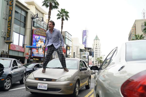 Bild 1 von 6: Unicorn Father (Kai Lennox) randaliert auf den Straßen von Los Angeles und stiftet Chaos. Die Polizei ist alarmiert.