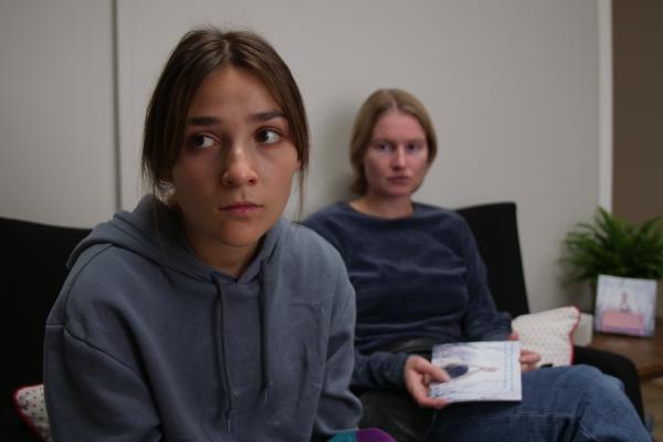Bild 1 von 1: Lotte (Hanna Heider Hov, r.) überredet Klara (Darin Hagi, l.) sich endlich Hilfe zu suchen. Für Klara wird es immer schwerer, sich zu verstecken, denn Lotte will endlich wissen, was los ist.