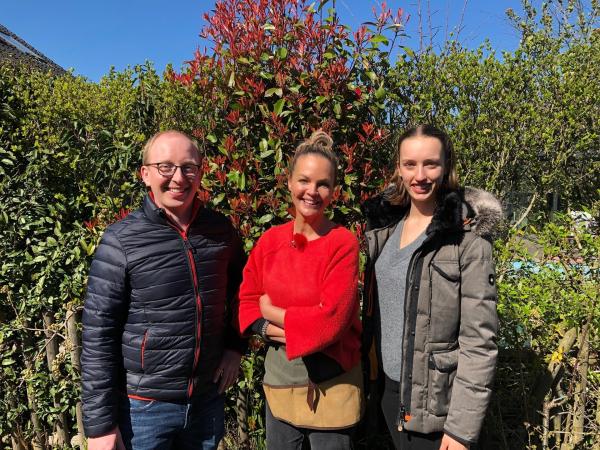 Bild 1 von 8: Bente Barck (r.) und Jens Ditzen haben am Niederrhein ein schönes Haus bezogen. Leider wurde der dazugehörige Garten von den Vorbesitzern kaum gepflegt und soll nun dringend den Wünschen und Ansprüchen des jungen Paares angepasst werden. Eva Brenner bittet die Gartenprofis Nico Sollazzo und Marius Surmann, Konzepte für den Garten zu entwickeln.