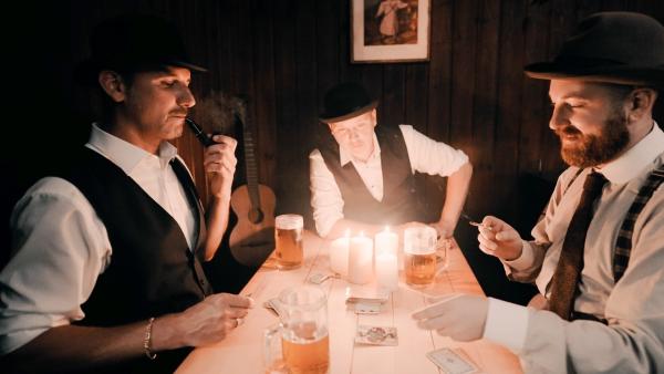 Bild 1 von 4: Kleines Glücksspiel im Wirtshaus.